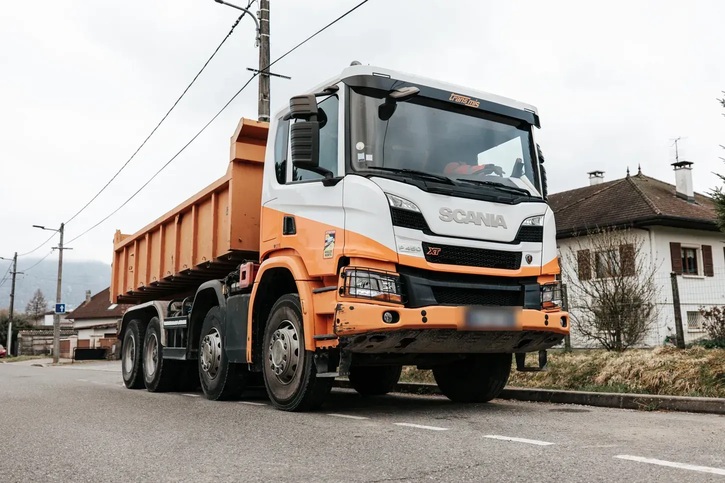 Camion benne TRANS MIS sur une route de la vallée de l’Arve