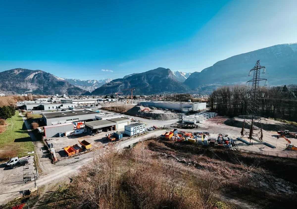 Vue aérienne du site de Scionzier au pied des montagnes